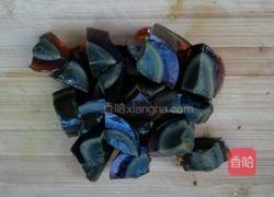 松花蒸蛋的做法图解1