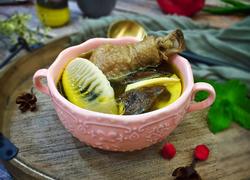 黑熊掌菌鲜笋土鸡汤
