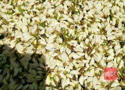 凉拌洋槐花的做法图解1