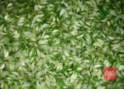 凉拌洋槐花的做法图解3