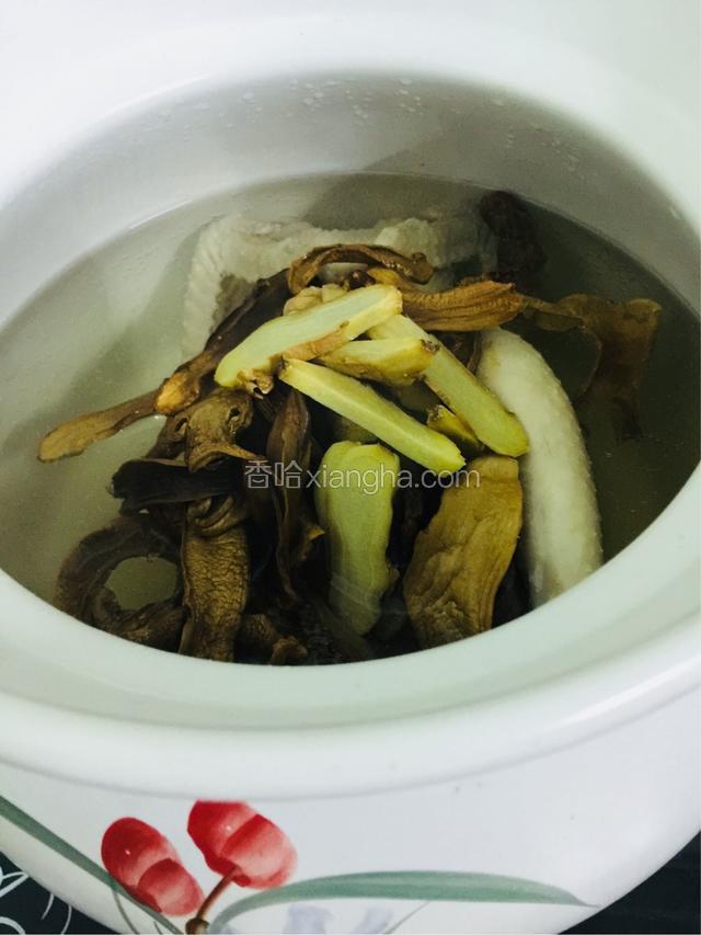 水开后，放入鸡，松茸，生姜，大火煲开，然后中火煮半小时