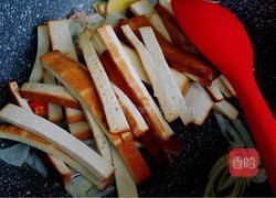 熏干炒香芹的做法图解5