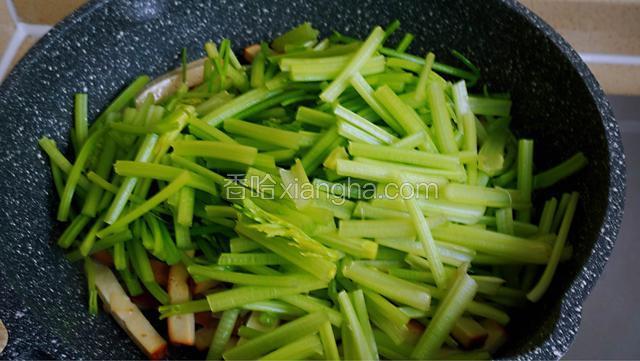 加入香芹段翻炒