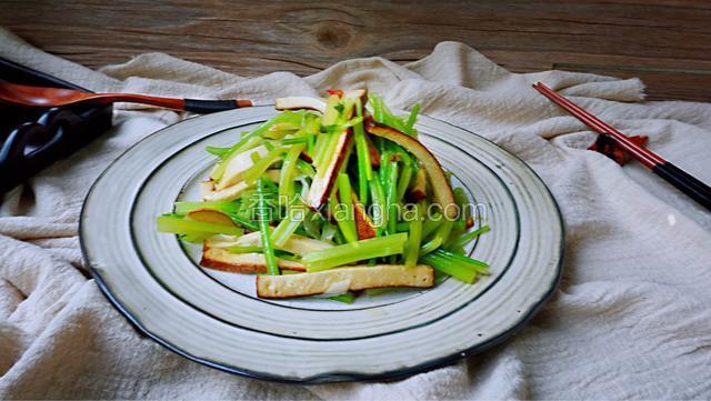 一道爽脆可口、带有米醋香味的熏干炒香芹就做好了