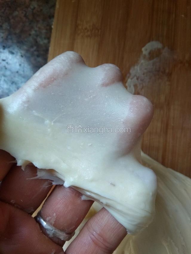 直到面团拉起，能轻松撑出一个薄薄的手套膜为止！这个过程很辛苦，一定要有耐心，我用15分钟出的手套膜！
