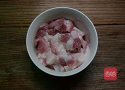 芹菜炒肉的做法图解1