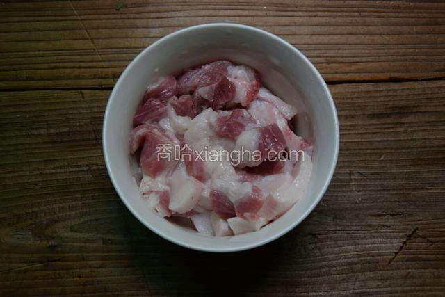 猪肉洗净切块