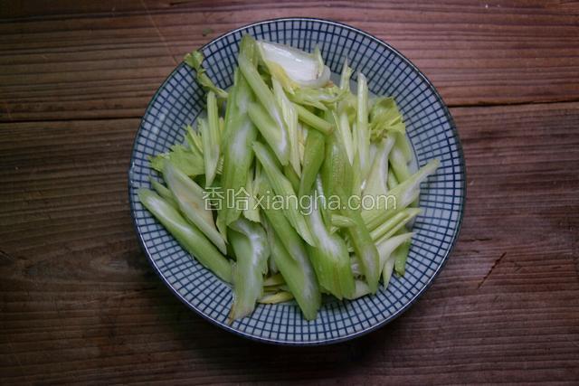 西芹洗净,斜刀切块