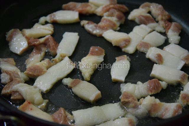 起锅热油,放入猪肉煎至两面微黄