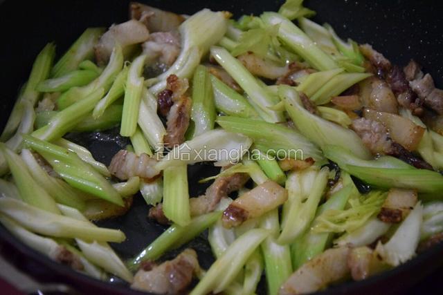 加入西芹翻炒三四分钟