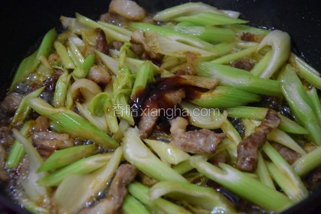 加入生抽和蚝油翻炒两分钟