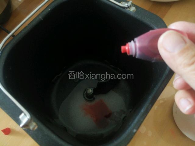 首先把食用色素先和液体混合 这样和面比较容易混合均匀