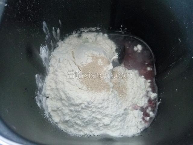 再放入高粉和酵母 启动面包机的和面程序