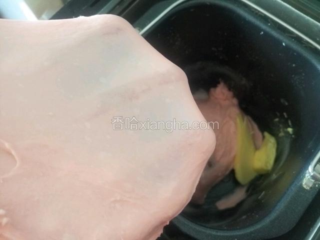 揉到扩展阶段加入软化的黄油