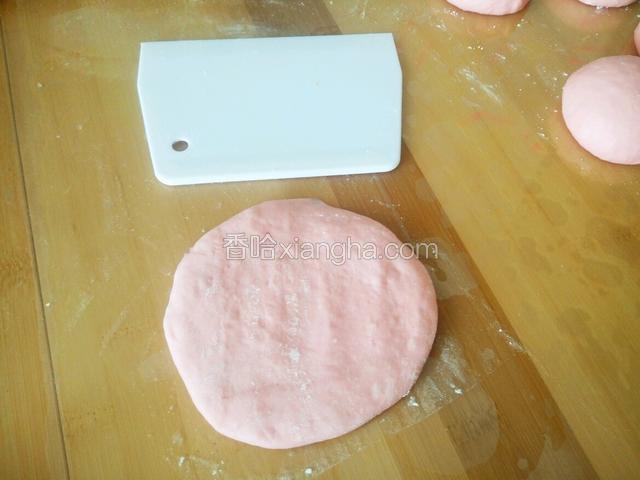 然后稍微擀薄 如果有气泡就捏破