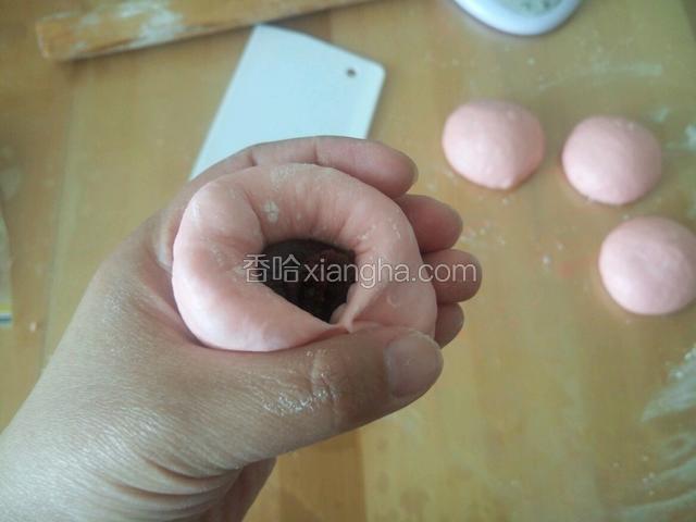 包入豆沙馅 收口捏紧 原贴里用的是白豆沙馅 里面加的干樱花 我是怕淘完干樱花 楼下的花就让风刮秃了……就用的红豆沙 