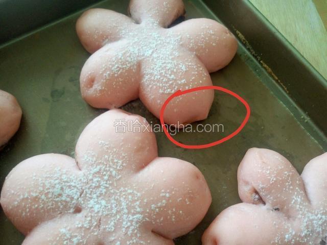 预热烤箱 180度15分钟 我在三分钟的时候就加盖了烤纸 应该都像画圈里那种最漂亮