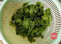 凉拌芹菜叶的做法图解1