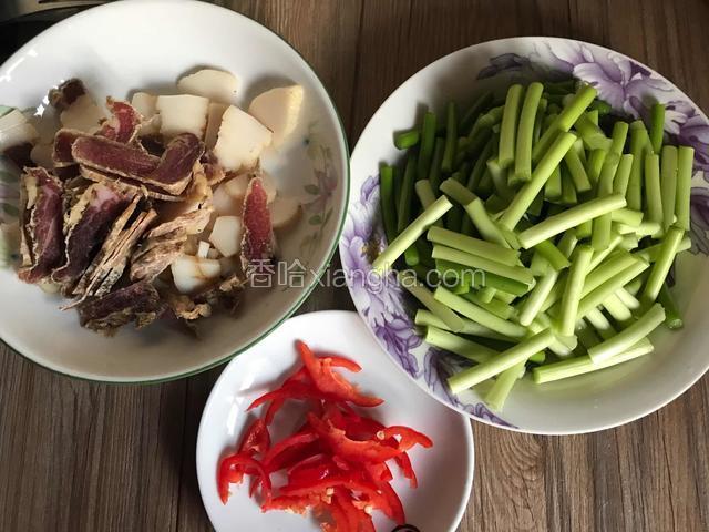 将食材洗净，分别切丝、片、段备用