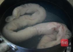 双椒炒肥肠的做法图解1