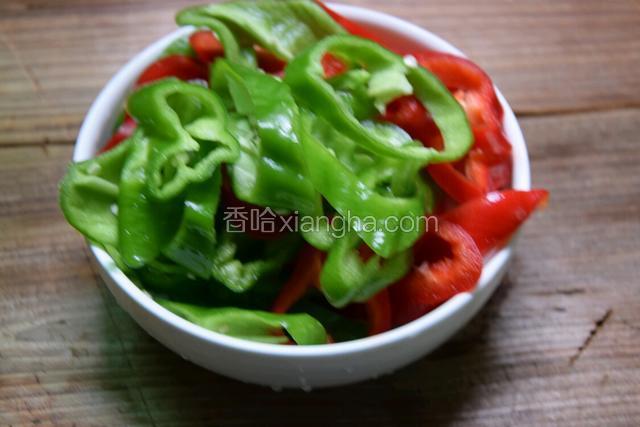 青红椒洗净切块