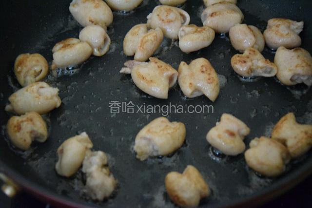 起锅热油，倒入肥肠爆出油