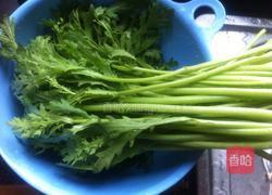 清炒木耳茼蒿的做法图解1