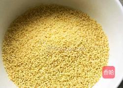 海参小米粥的做法图解2