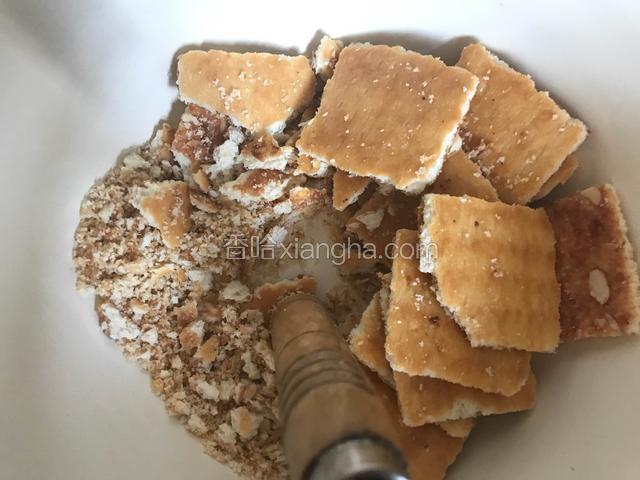 好吃点饼干碾碎成颗粒状