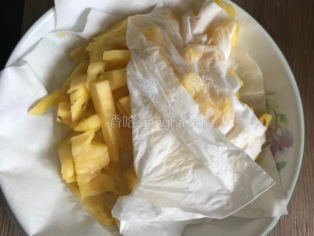 将浸泡好的菠萝，洗净后，用厨房纸巾吸干水分