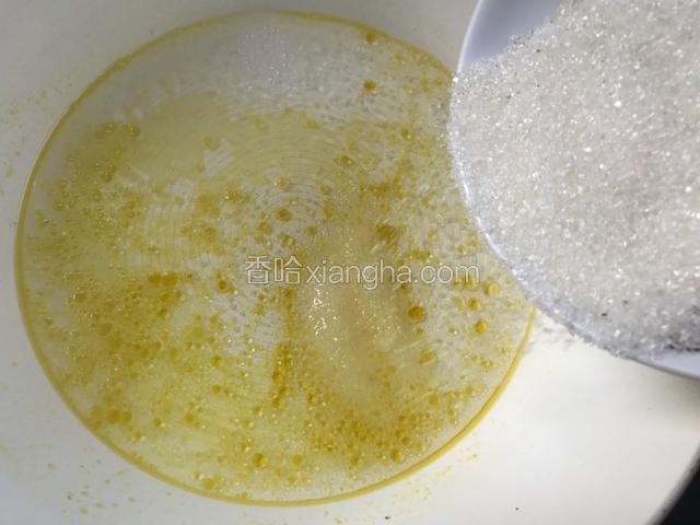 倒出锅中热油，加入50克清水，加入糖