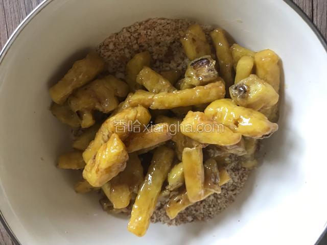 再将裹满糖浆的菠萝条，倒入好吃点碎里，快速翻拌均匀，使每根菠萝条都裹满好吃点碎，不能粘连