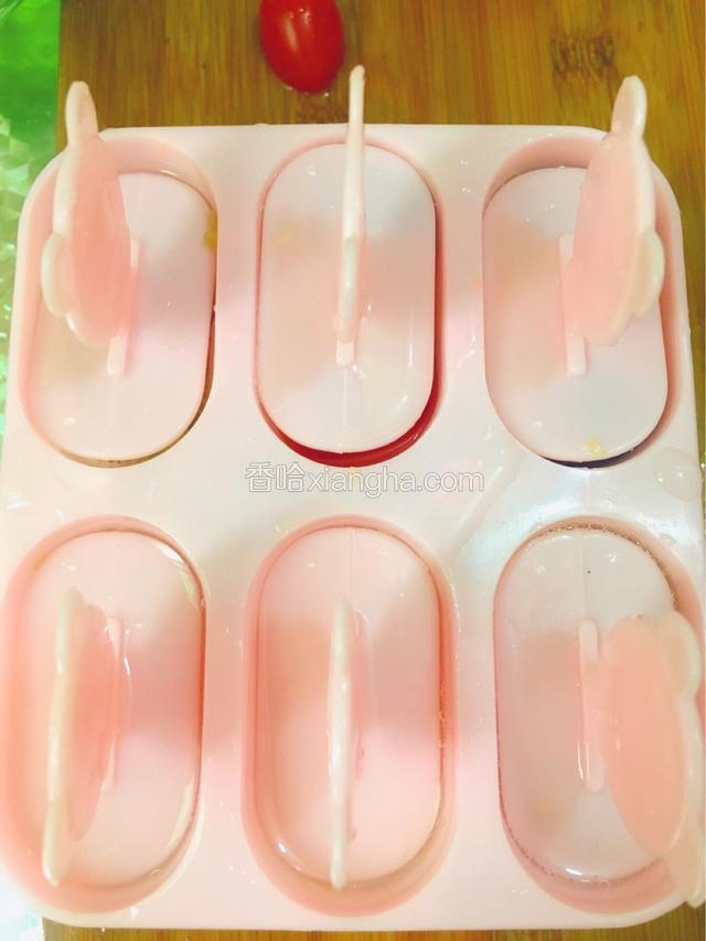 插入模具的棒子，尽量的用力往下压，送入冰箱冷冻大约5小时至凝固即可