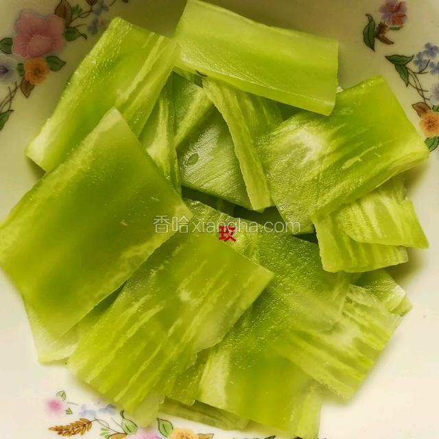 用半根苣笋(剩余的一半，我又做了新品)切成2寸的薄片