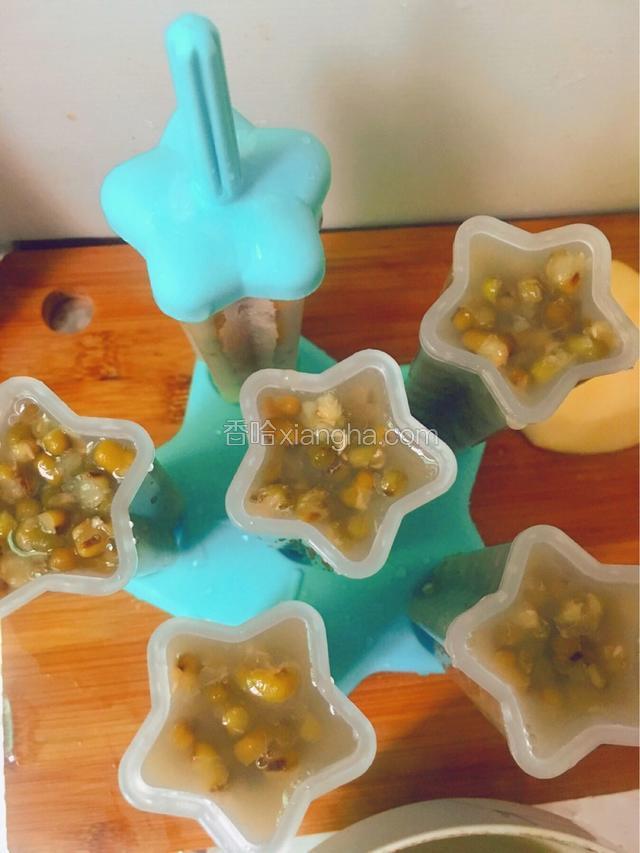 依次装满所有模具