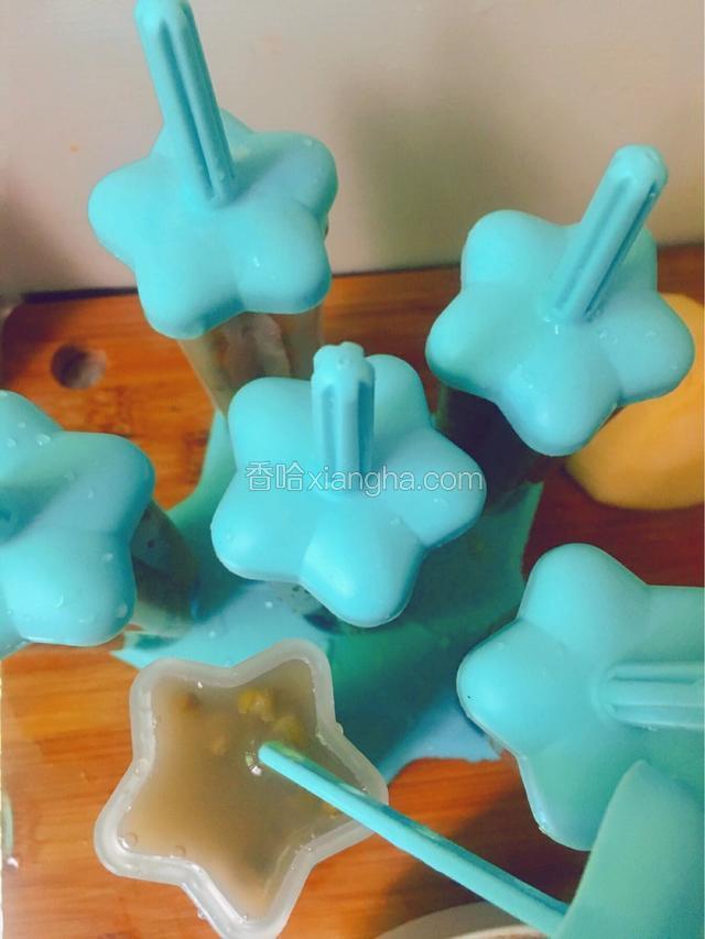 插入模具的插棒，记得用力压紧哦，然后放入冰箱冷冻3小时以上至绿豆汤完全凝固