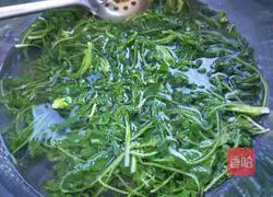 Illustration of how to make shepherd's purse and pork wontons 5