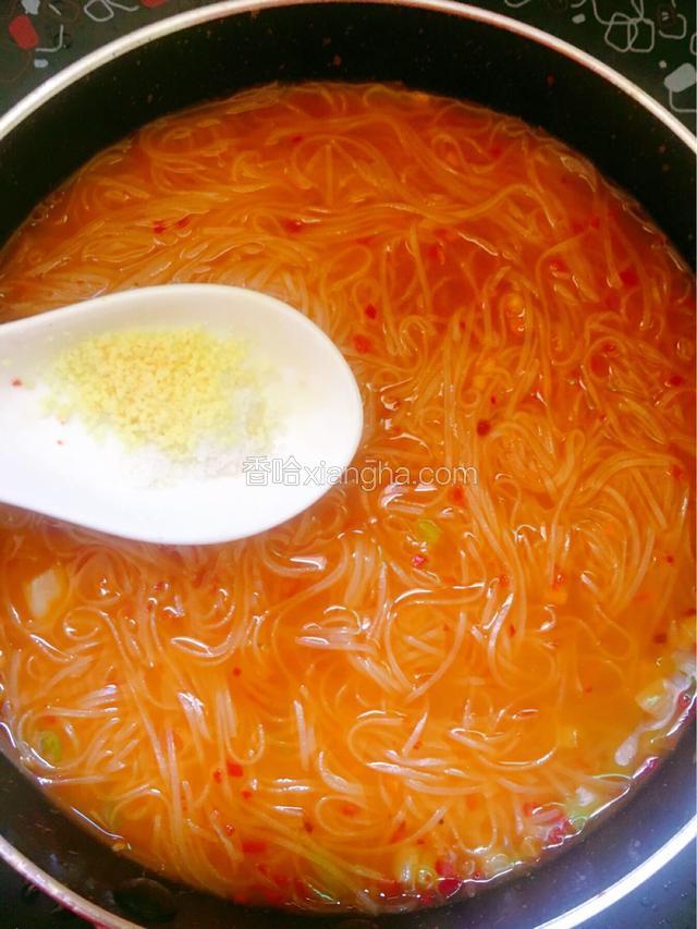加入盐和鸡精调味即可