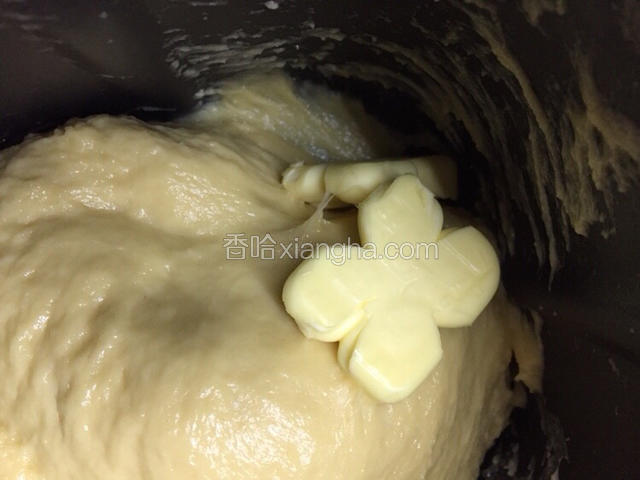 第一次和面时间结束后放入黄油再次启动自动和面功能
