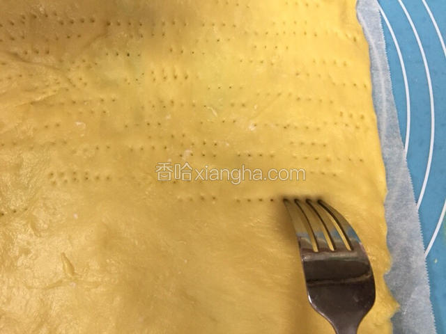 取烤盘大小的面包纸
将面团直接擀在面包纸上，用叉子穿孔