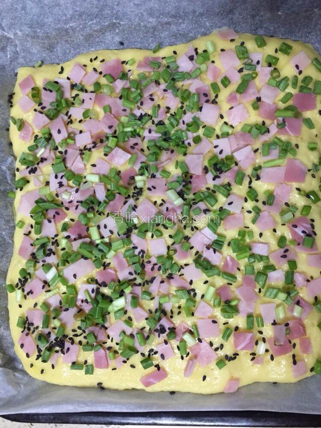 撒上美式火腿香葱黑芝麻