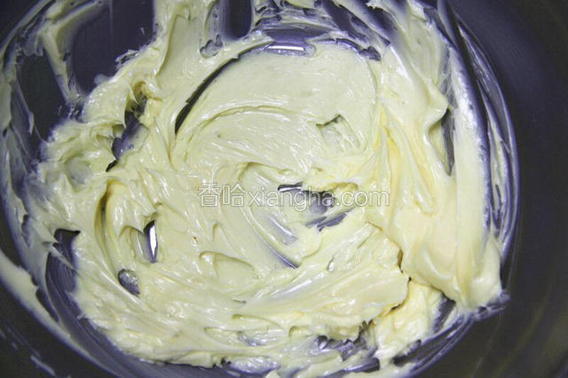 黄油提前软化，用电动打蛋器打发至顺滑无颗粒