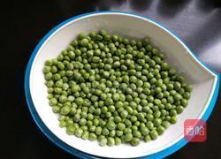 火腿肠炒豌豆的做法图解2