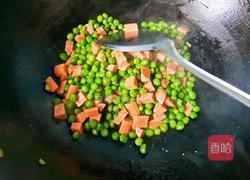火腿肠炒豌豆的做法图解10