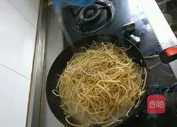 Illustration of how to make braised bean sprouts and shredded pork cakes 4