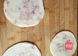 饺子皮版葱油饼的做法图解1