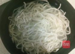 小香菇番茄酱面的做法图解2