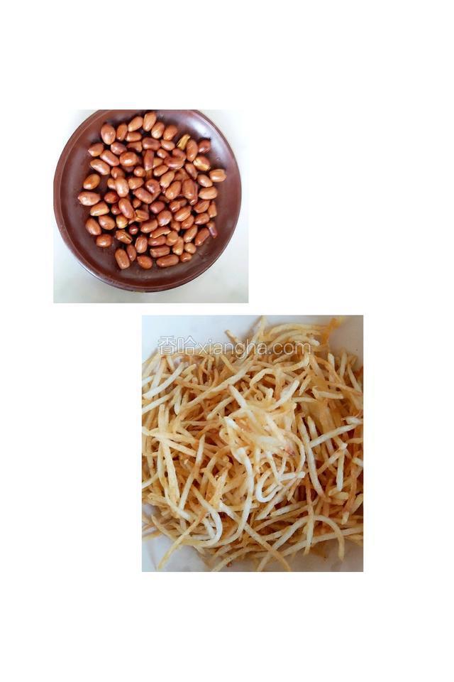 锅中热油，花生米，土豆丝，炸熟。