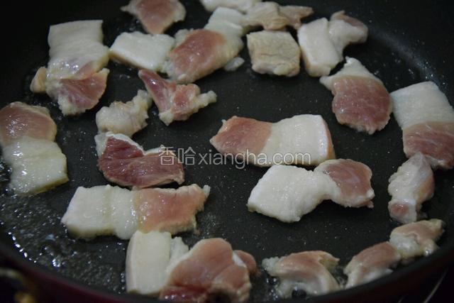 将猪肉入锅煎熟