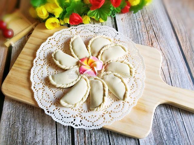漂亮的花边饺子。